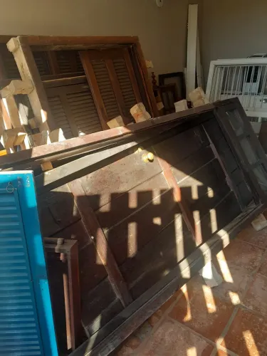 Oportunidade!!! 3 Portas e 6 janelas de madeira de lei!!!!<br>