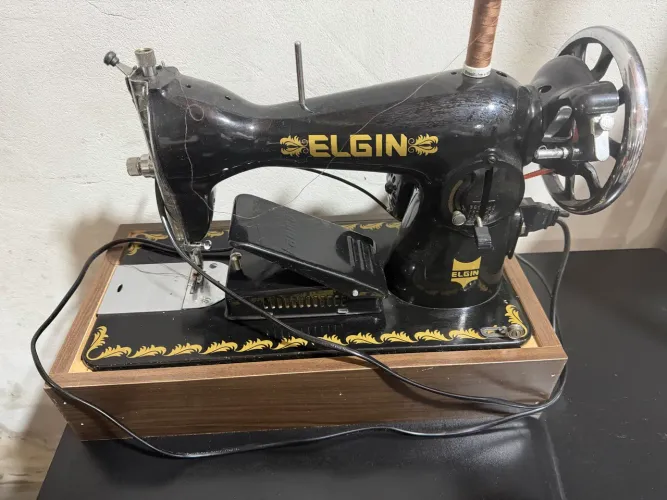 Máquina de costura Elgin