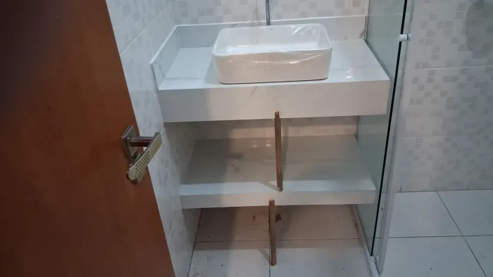 Bancada de porcelanato + cuba de louca fiori + prateleira
