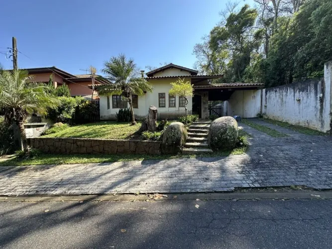 Ótima Oportunidade casa 100% térrea, com 3 suites , área gourmet e piscina.