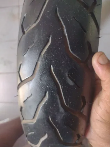 Vendo um pneu aro 18 100 por 90.