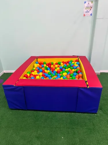 Piscina de Bolinhas ? 155x155 cm Estado: Seminovo Piscina de Bolinha - Spider