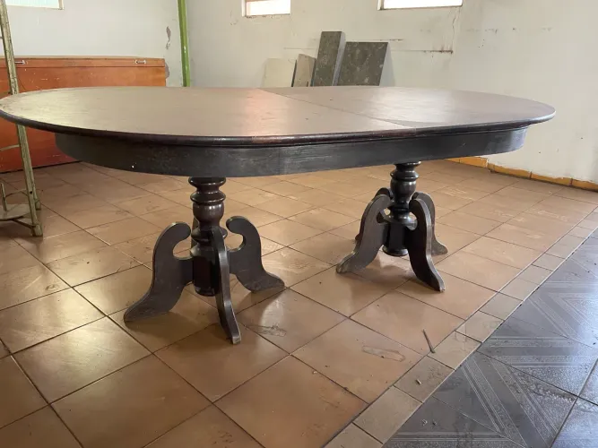 Mesa de jantar antiga clássica 