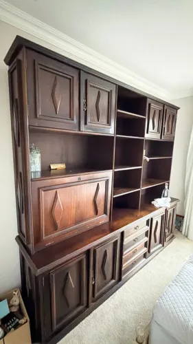 estante/cristaleira modular em madeira maciça