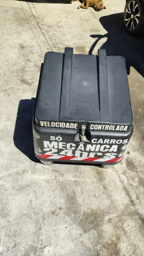 VENDE SE UM BAÚ