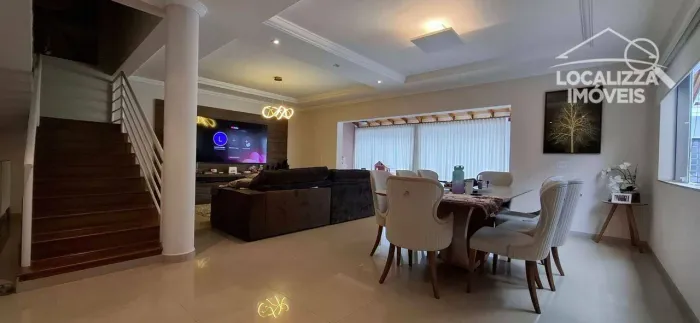 Sobrado Completo com 4 Suítes, Energia Solar e Excelente Localização