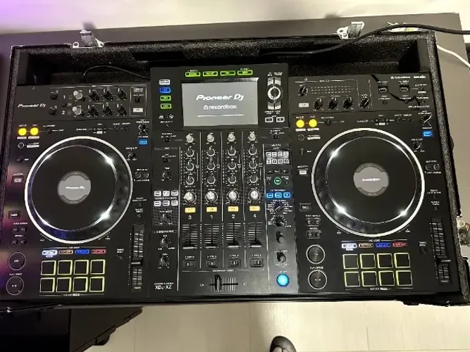 Mesa de DJ - Pioneer XDJ-XZ