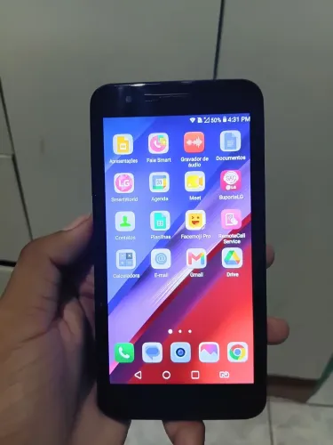 Eu estou vendendo esse celular tá tudo certinho sem defeito nenhum com pouca marca de uso