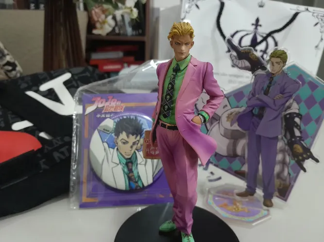 Figure original Jojo parte 4 - Kira Yoshikage Statue Legend + button e stands de acrílico