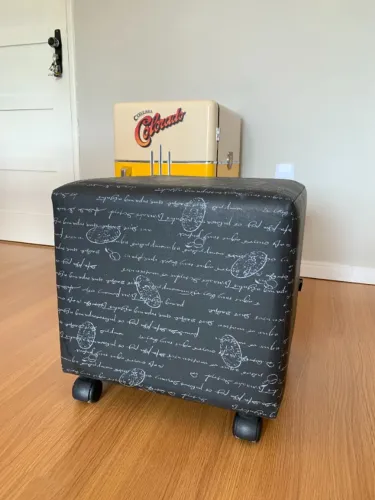 Puff em corino preto com rodinhas | Pouquíssimo uso