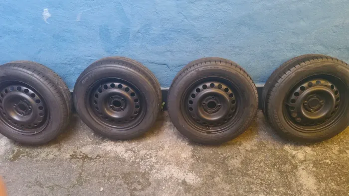 Roda aro 14 gm original com pneus semi novos Goodyear 