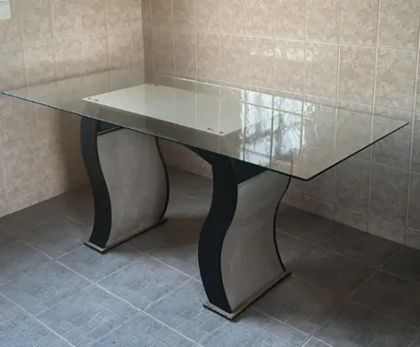 Mesa de Jantar com Tampo de Vidro Temperado - Excelente Estado