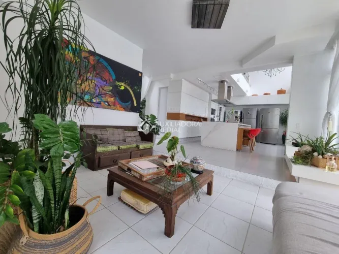 Casa residencial à venda no bairro Beira Mar com 300 m² e 8 dormitórios/quartos.