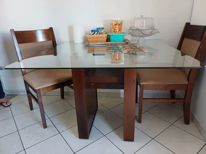 Mesa de vidro com 4 cadeiras