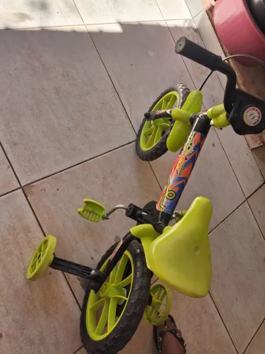 Vendo uma bicicleta semi nova, motivo ppis estou precisando do dinheiro com urgência