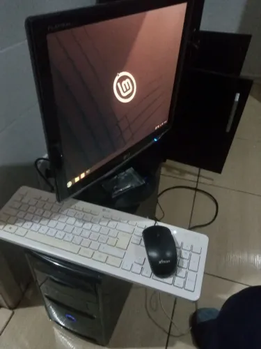 Pc Phenom 3 2 GB HD 500 Linux mint bom( sem teclado e  monitor) voa no linux