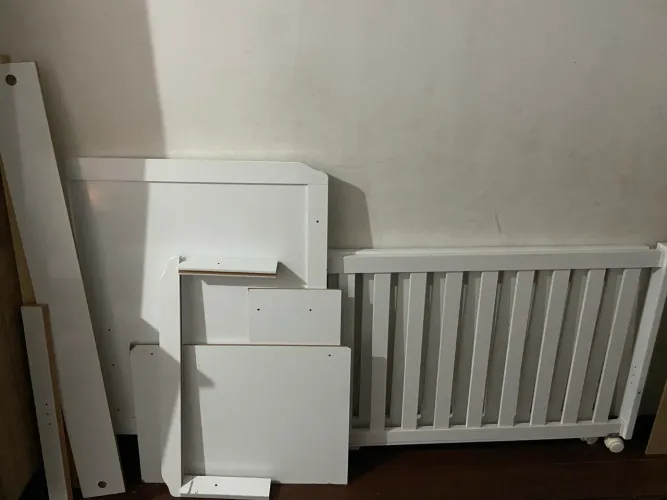 Vendo cama,berço de bebê seminova com pequena avaria !!leia