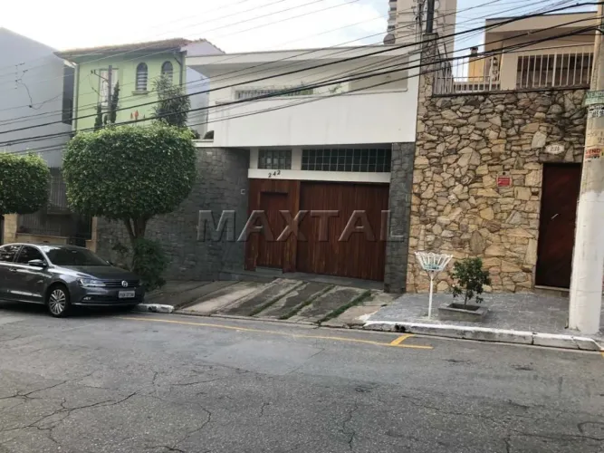 Casa com 3 dormitórios, 1 suíte, ampla sala, copa e Cozinha, sacada e 3 vagas de garagem.