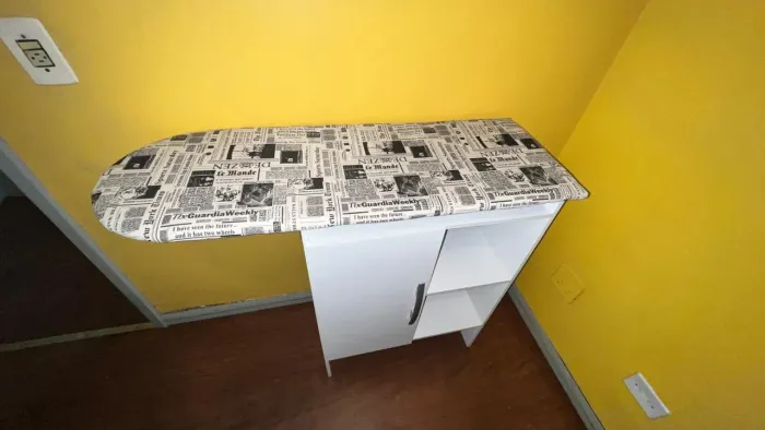 Passadeira de roupa com armarinho