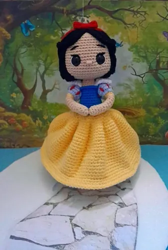 Boneca Branca de Neve em Amigurumi Artesanal - Feita à Mão. Pix ou débito com desconto!!?