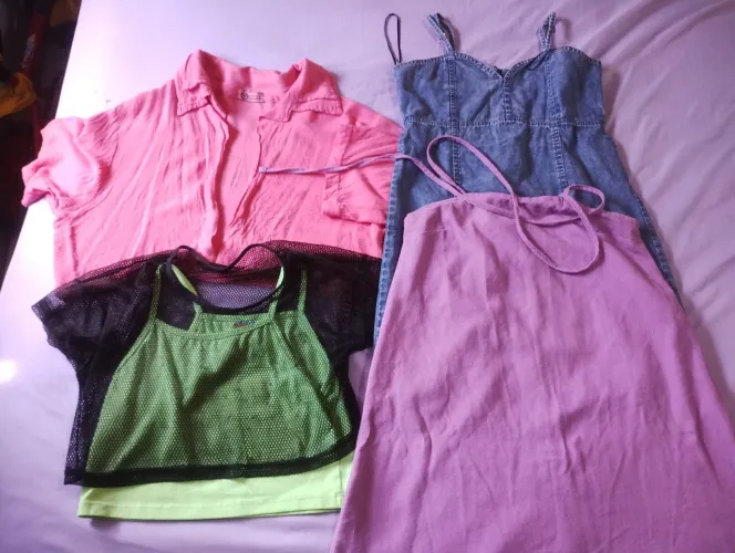 Vendendo 2 blusas e 2 vestido para criança de 10 anos