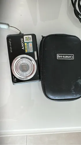 câmera digital Sony Cyber-shot DSC-W180 preta, que possui 10,1 megapixels 