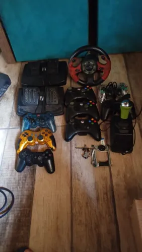 Lote de controles e acessórios