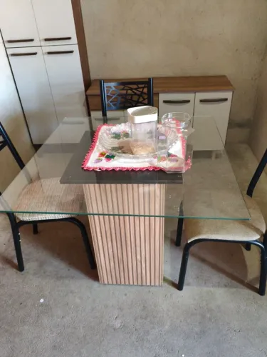 Vendo mesa tampo de vidro com 3 cadeiras