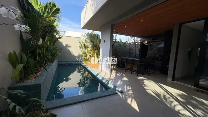 Casa com 3 quartos sendo suíte disponível para venda no bairro Laranjeiras em Uberlândia-M