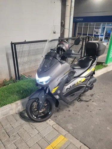 Yamaha NMAX 160 ABS 2023 + KIT COMPLETO DE ACESSÓRIOS DE BRINDE!