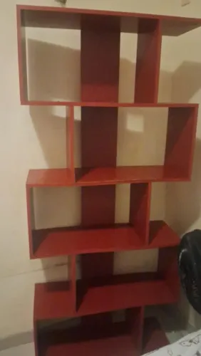 Estante vermelha com designer