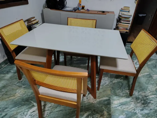 Mesa de vidro com 4 cadeiras fino acabamento