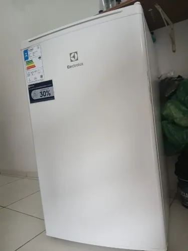 Frigobar Electrolux 122L EM120 Branca 220V - Pouco Uso / Estado de Novo!<br>