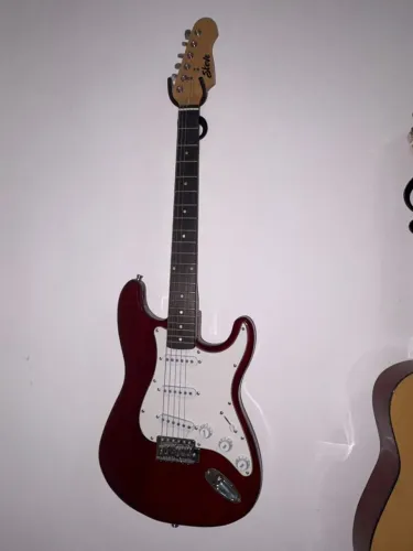 Vende-se guitarra e caixa com assessorios, super novos.