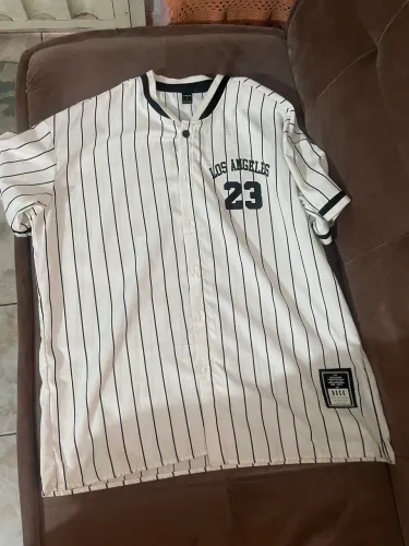 Vendo essa blusa,usei uma vez e n gostei pq ficou grande em mim