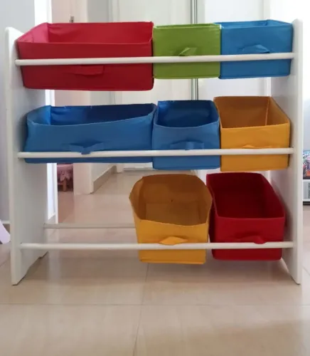 Estante organizadora infantil com cestos coloridos ótimo estado