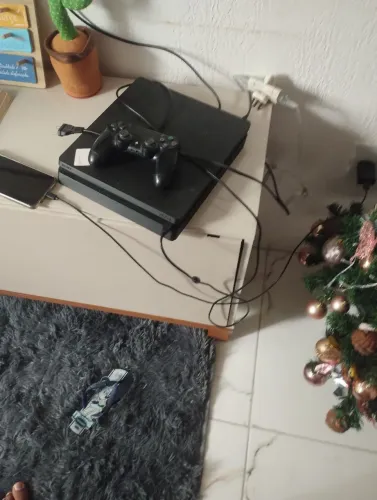 Ps4 slim pra vender. 1200 com controle e jogos