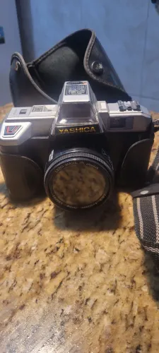 Máquina fotográfica analógica Yachica.  