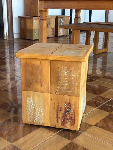 Banco quadrado em madeira Brasília DF