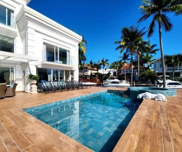 Casa Triplex em Condomínio à venda na Barra em Balneário Camboriú.