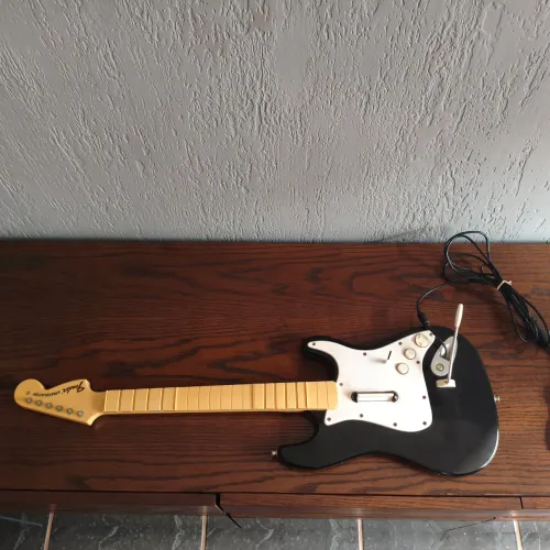 Guitarra Rock Band Xbox 360 / PC Fender Stratocaster Harmonix Com Fio + Correia