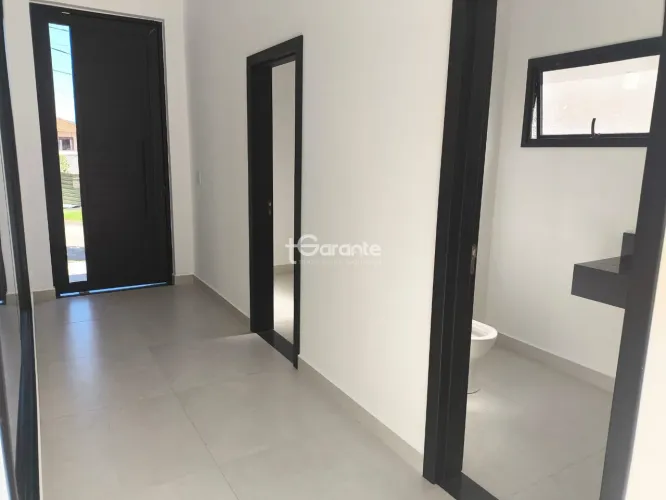 Viva com elegância e conforto nesta casa nova à venda no Condomínio Figueira Garden, em At