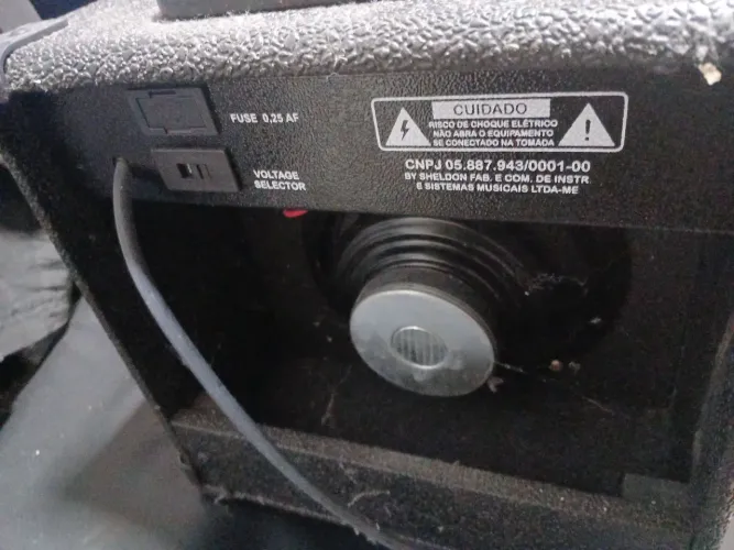 amplificador de baixo e guitarra, marca sheldon quase novo e usado poucas vezes