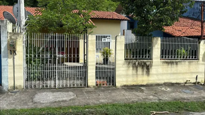 Casa em Condomínio Fechado no Bairro de Cosmos - RJ