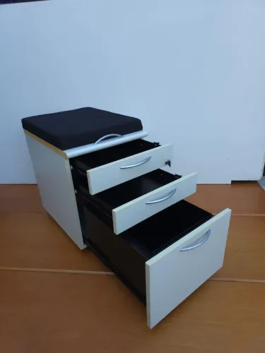 Gaveteiro muito novo com estofado para sentar