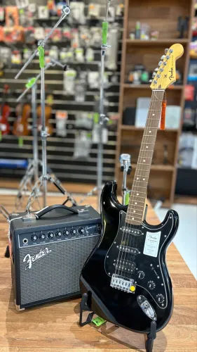 Guitarra Fender Standard Series BK