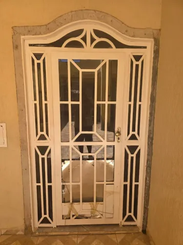 Portas e Janelas de Ferro Barata Pra Sair Logo.