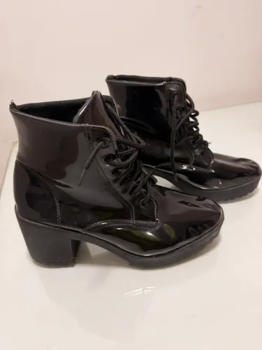 Bota coturno feminina