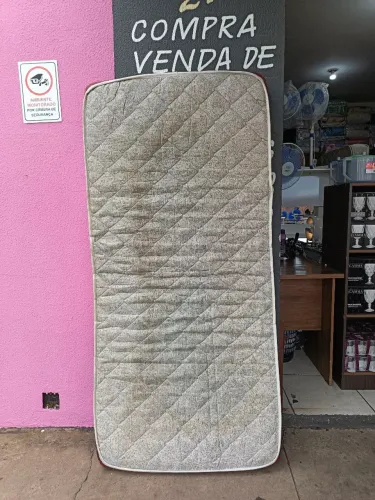 Colchão solteiro em espuma d33 usado em bom estado