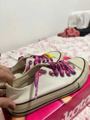 TÊNIS ALL STAR COM 2 PARES DE CADARÇO UM SENDO COLORIDO E OUTRO SENDO BRANCO